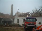 Unbelastetes Dachstuhlholz wird zu Brennholz verarbeitet