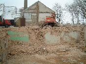 Das Gebaeude ist bis zum Keller abgebrochen